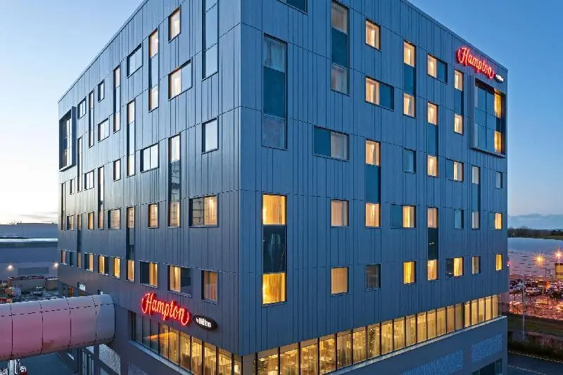 햄프턴 바이 힐튼 런던 개트윅 에어포트 (Hampton by Hilton London Gatwick Airport) 1