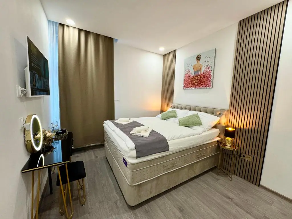 Little Downtown Apartment 1